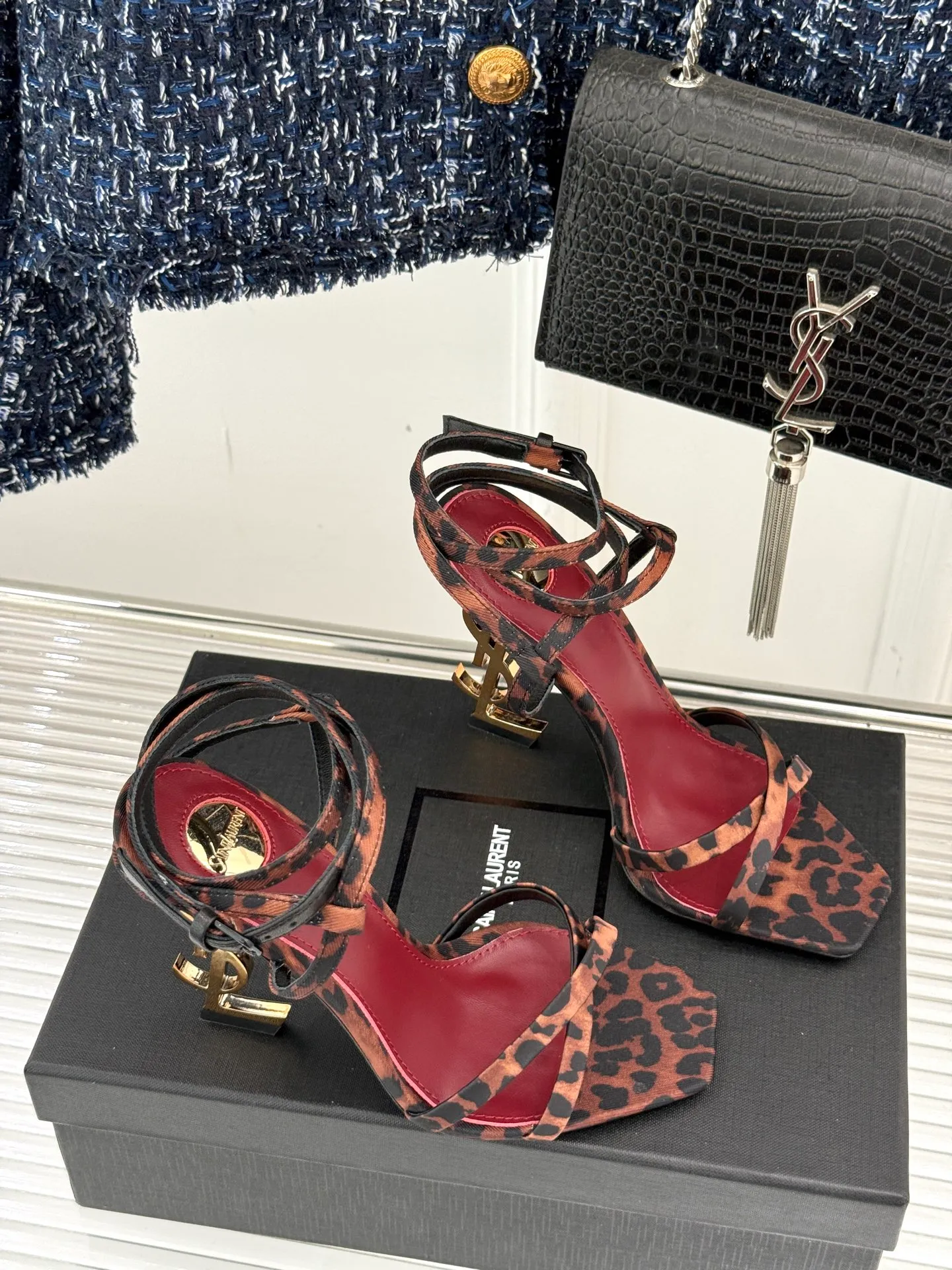 👟👟Ex-factory price 600👟👟 Saint Lauren*YSL Saint Laurent classic spring and summer letter heel cross-strap high-heeled sandals. High-heeled shoes that are suitable for both men and women. I love them. They are indeed the brand that understands women best. They are sold out as soon as they are new‼ ️ Especially the side lines are designed to be smooth, natural and slimming, making the whole pair of shoes layered and feminine. No matter what your usual style is, you must try it! The upper is made of imported cow patent leather, the lining is mixed sheepskin, and the Italian genuine leather outsole Heel height: 10.5cm Size: 35-39 (34/40/41 customized)